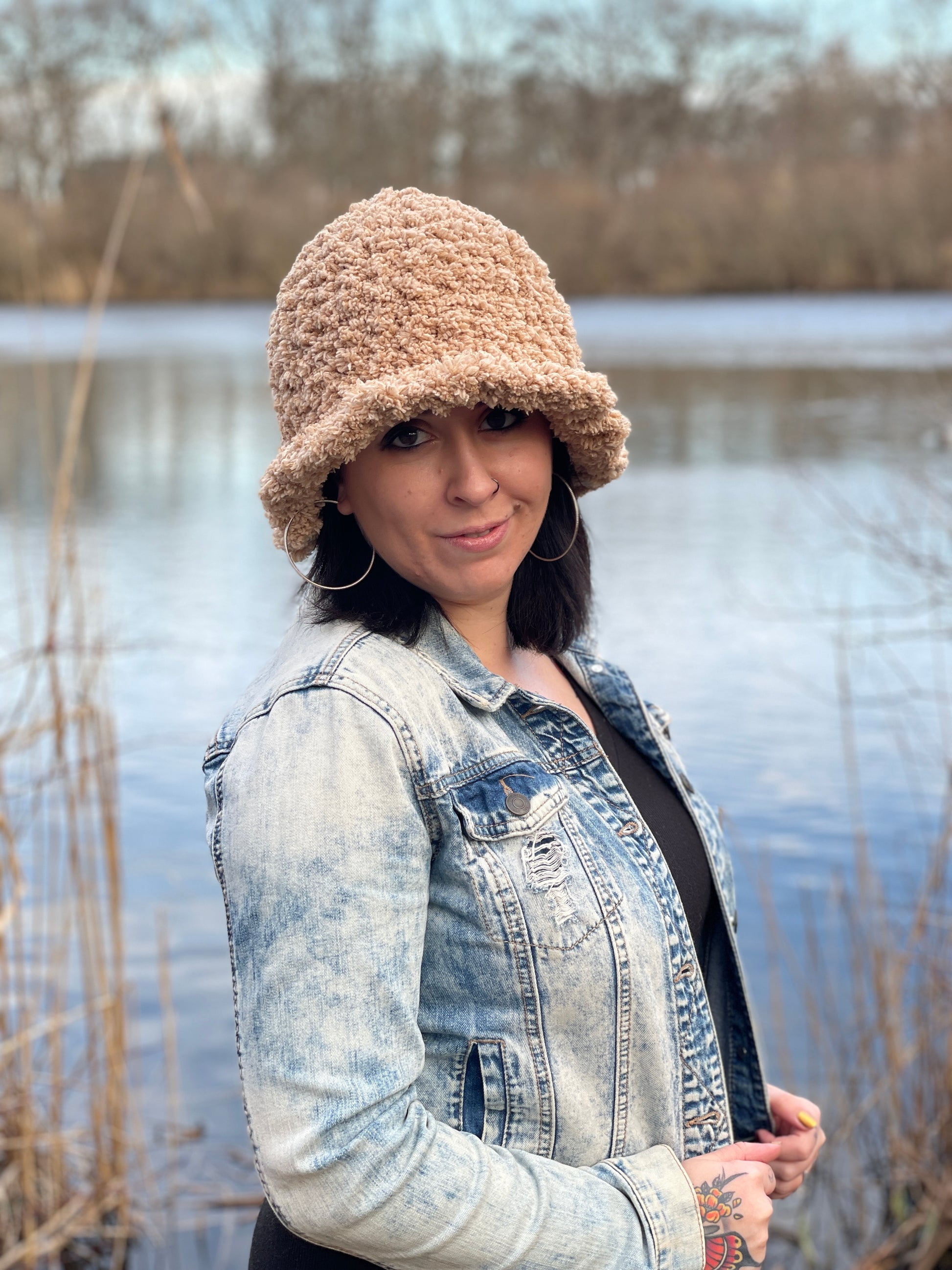 crochet bucket hat in neutral yarn – easy Winter accessory