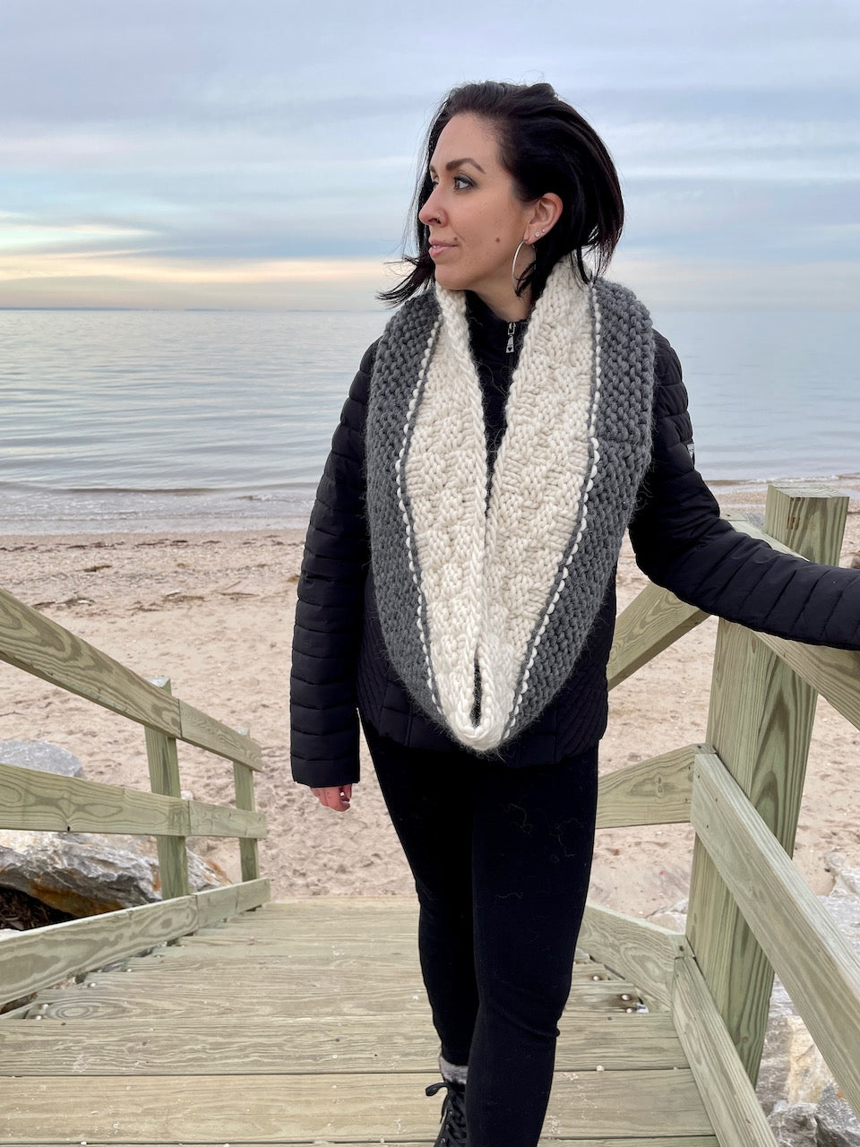 Poquott Infinity Cowl – free knitting pattern in textured neutral yarn